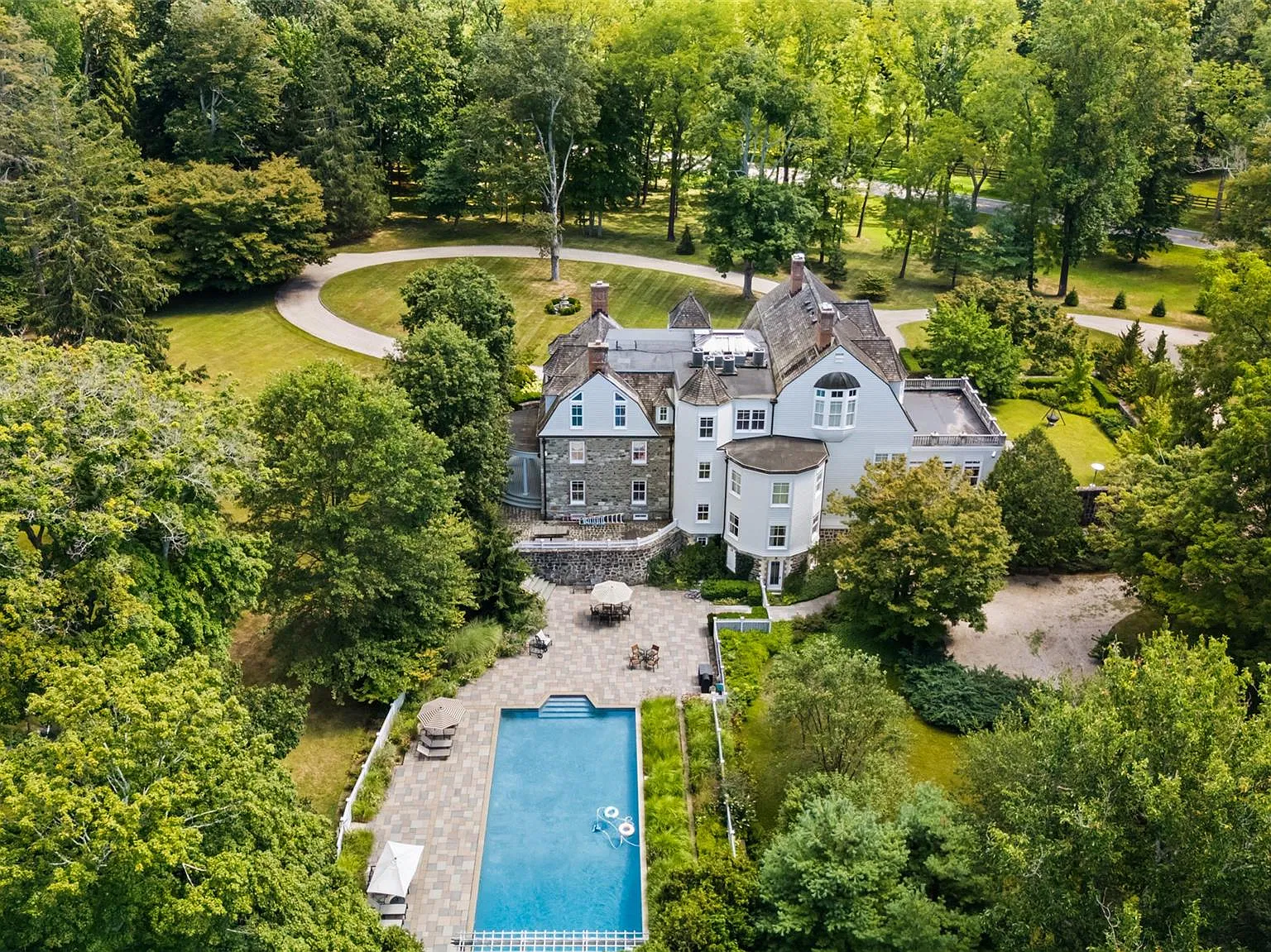 8 bed, 10.0 bath, 12600 sqft, $20,000 — Photo 2