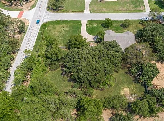 4th image of 1225 Oak Dr