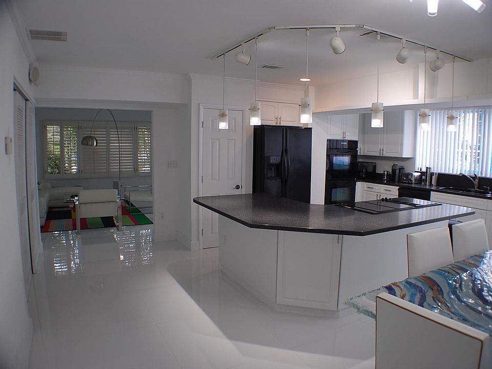 1st image of 415 N Hibiscus Dr