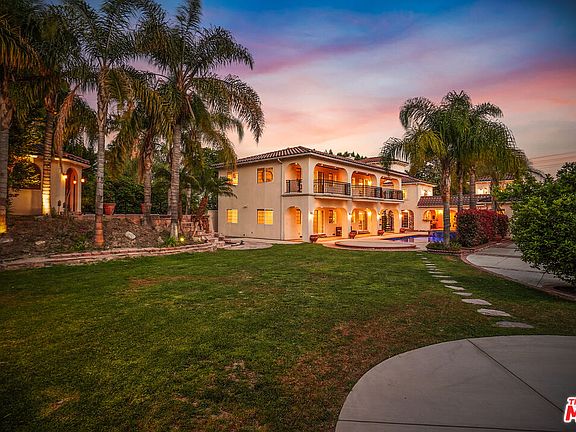 3rd image of 10655 Camarillo St