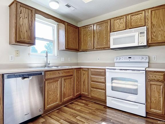 3rd image of 981 S Valley River Dr