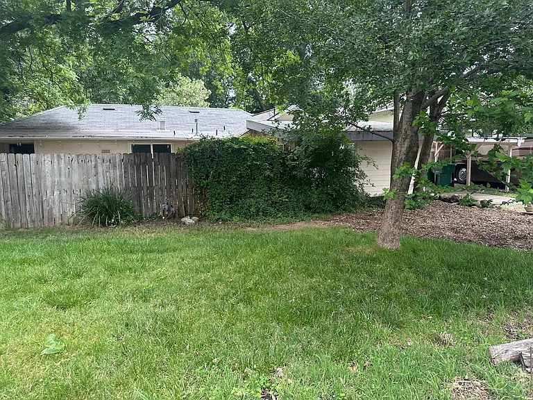 2050 Laburnum Ave — Photo 36
