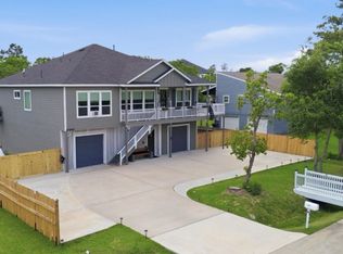 613 Oakdale St, Shoreacres, TX 77571