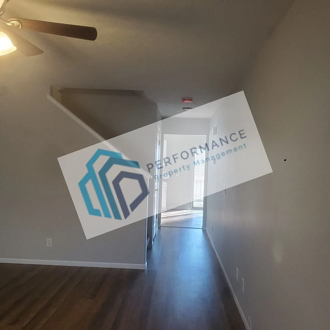 South Lincoln Townhouse with 4 bedrooms, 2 1/2 baths, and 2 stall garage. — Photo 4