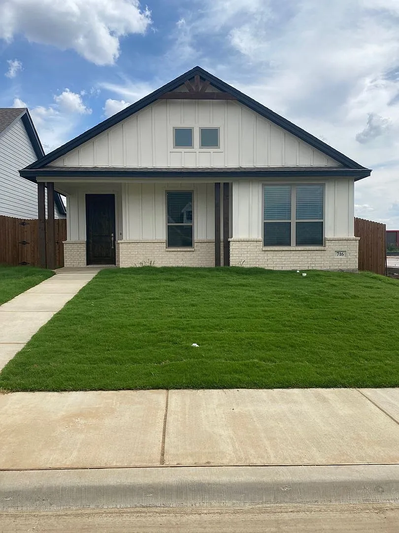 3/2/2 Coming Soon!! Gorgeous Custom Features - Godley Isd — Photo 1