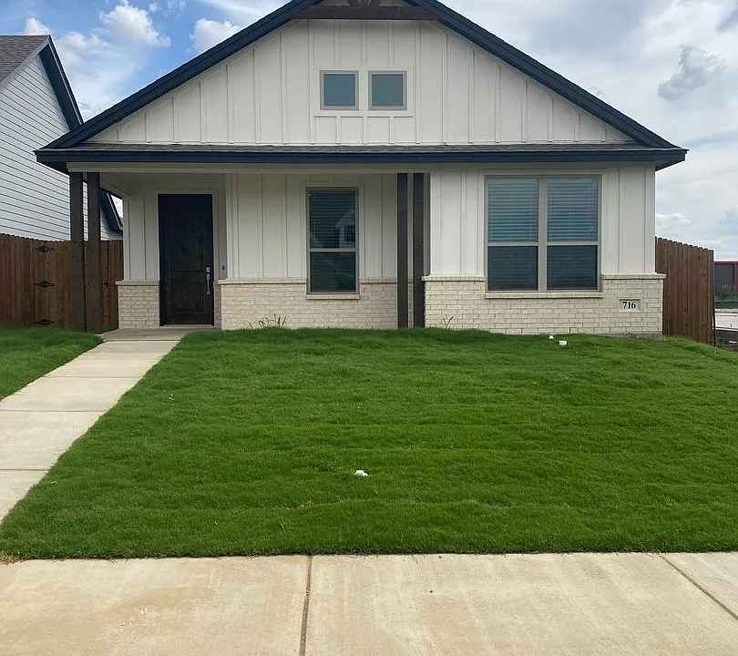 716 The Cottages Dr