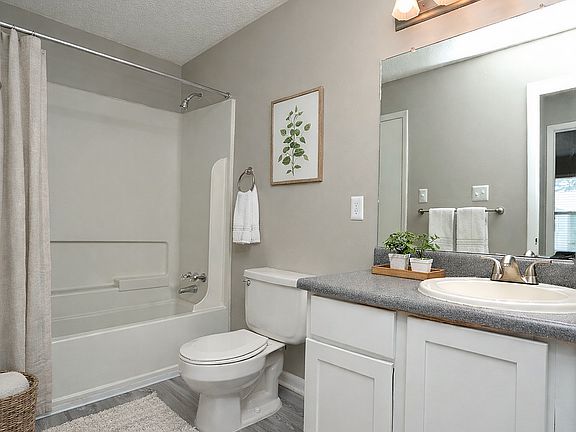 Overlook Gardens Bathroom Staged