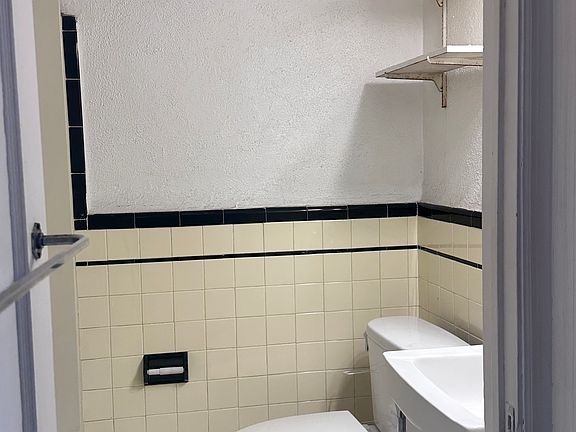 5th image of 2309 Bond Ave