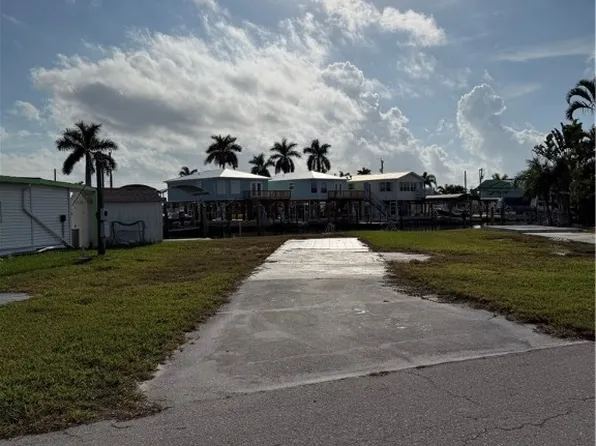 3867 Phoenix Dr, Saint James City, FL 33956