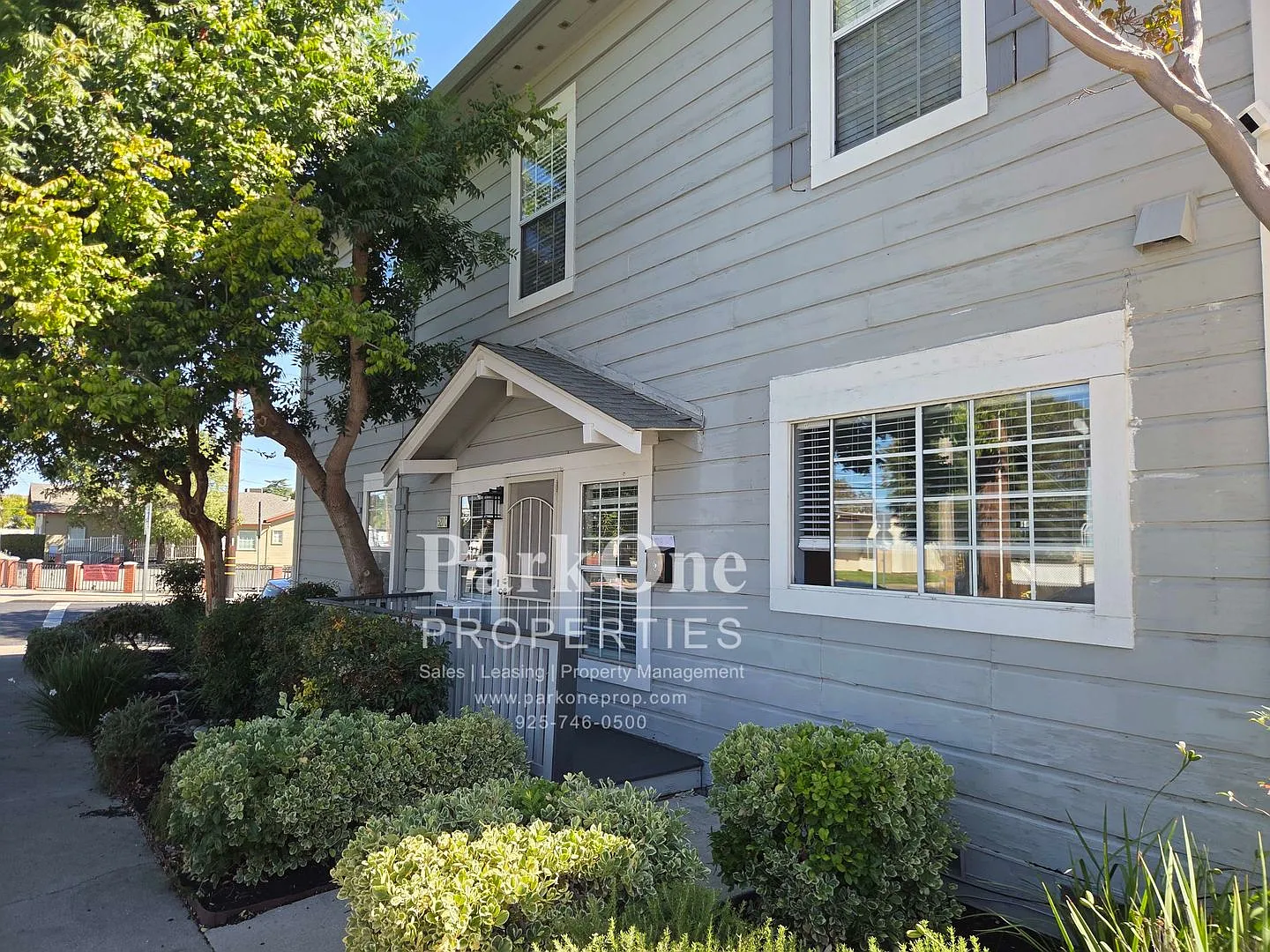W 6th St-LOMI — Photo 1