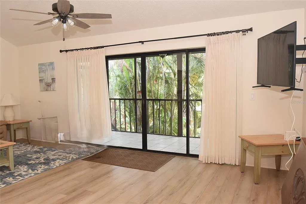 2 bed, 1112 sqft, $2,000 — Photo 3