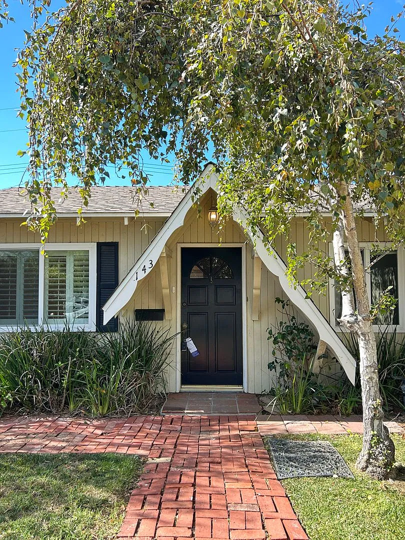 For Lease - East Ventura- Charming 3+2 Home For Rent! — Photo 1