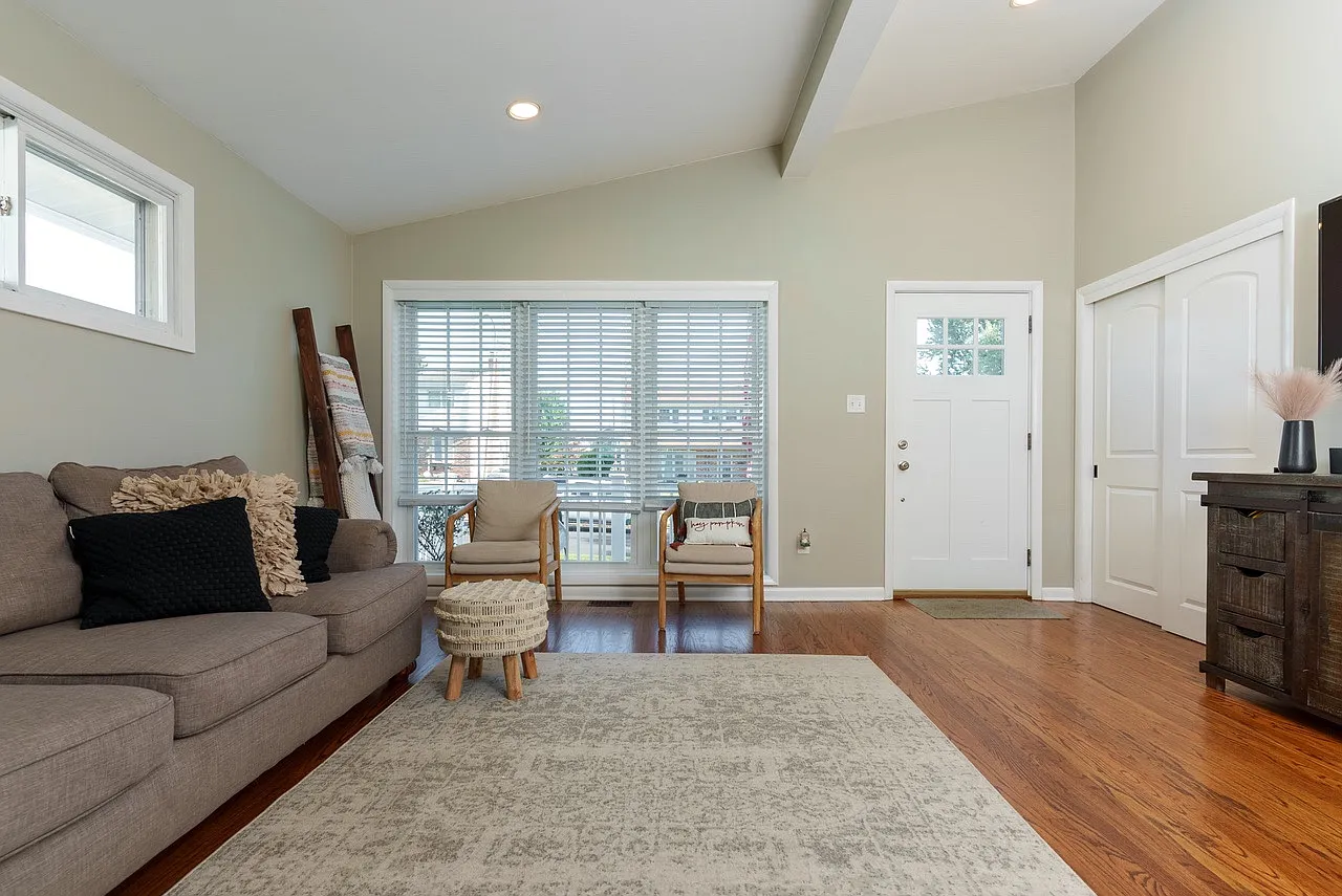 3 bed, 2.5 bath, 1600 sqft, $3,400 — Photo 4