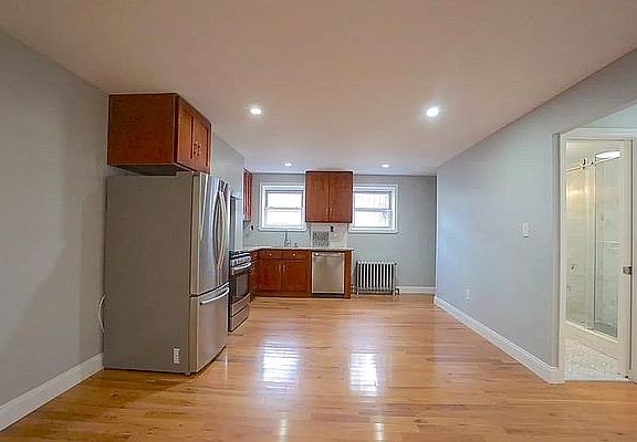 5th image of 472 Van Buren St #1