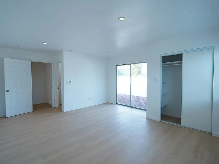 1443 N Riverside Ave — Photo 28
