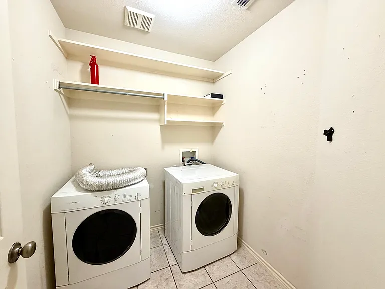 902 Rockton Dr — Photo 20