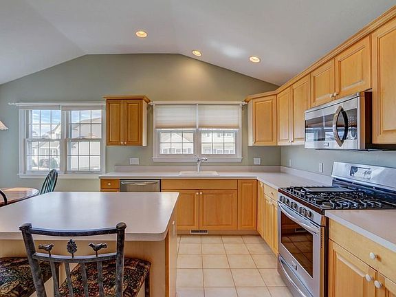 3rd image of 10 Crab Apple Ln