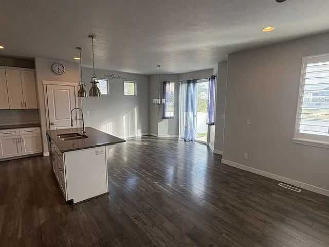 5 bed, 2.5 bath, 3200 sqft, $3,000 — Photo 3