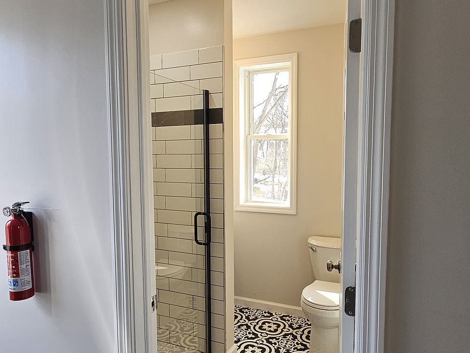 1st image of 28 Whinfield St #3