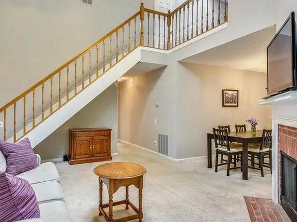 12016 Golf Ridge Ct APT 301, Fairfax, VA 22033