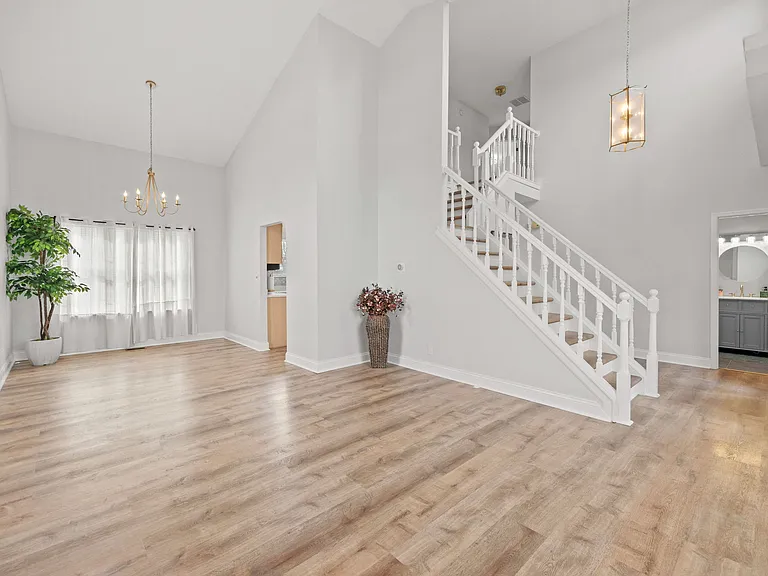 21 Goldersgreen Dr — Photo 3