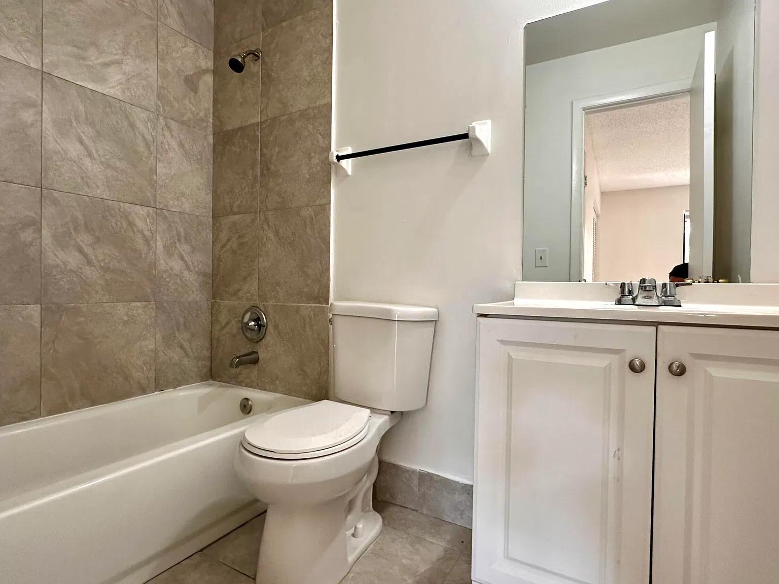 2 bed, 2.0 bath, 900 sqft, $1,975 — Photo 2
