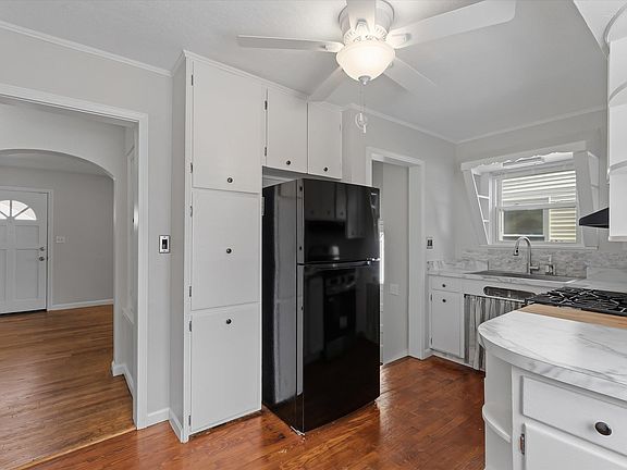 4th image of 2021 Hollywood Pl