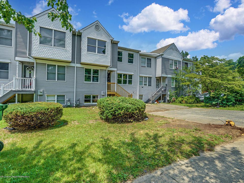 1st image of 326 Lawrence Ave