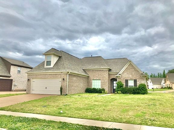 2nd image of 807 Magnolia Ln