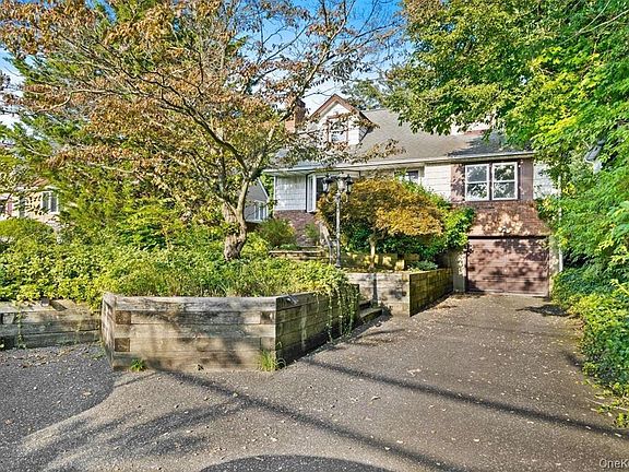 3rd image of 228 Oakwood Rd