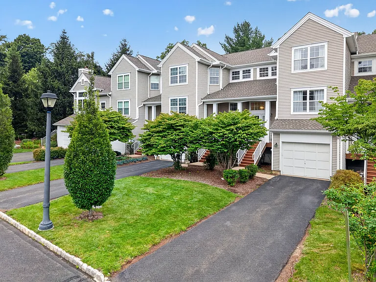 8 Sycamore Ln — Photo 1