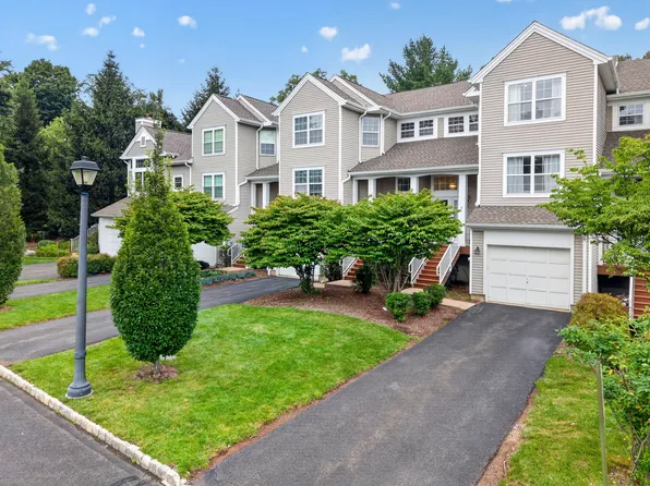 8 Sycamore Ln, Randolph, NJ 07869