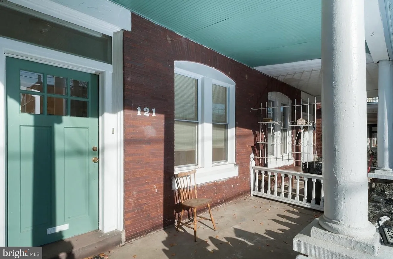 4 bed, 1.5 bath, 2422 sqft, $2,395 — Photo 2