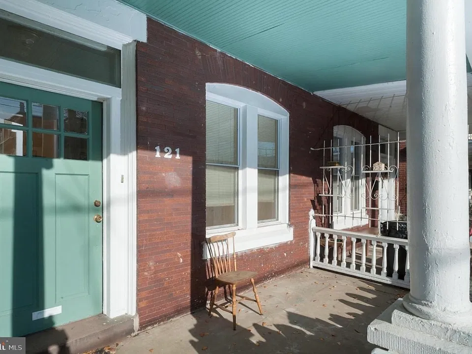 121 W Apsley St