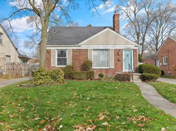 2286 Stanhope St, Grosse Pointe Woods, MI 48236