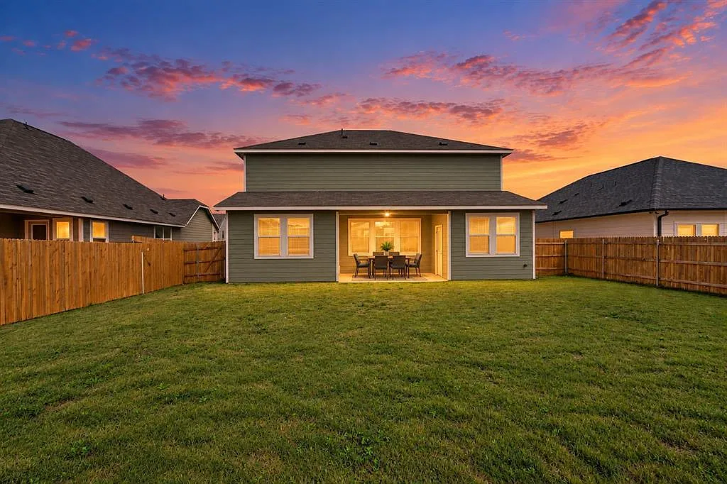 4 bed, 3.5 bath, 2558 sqft, $2,450 — Photo 2