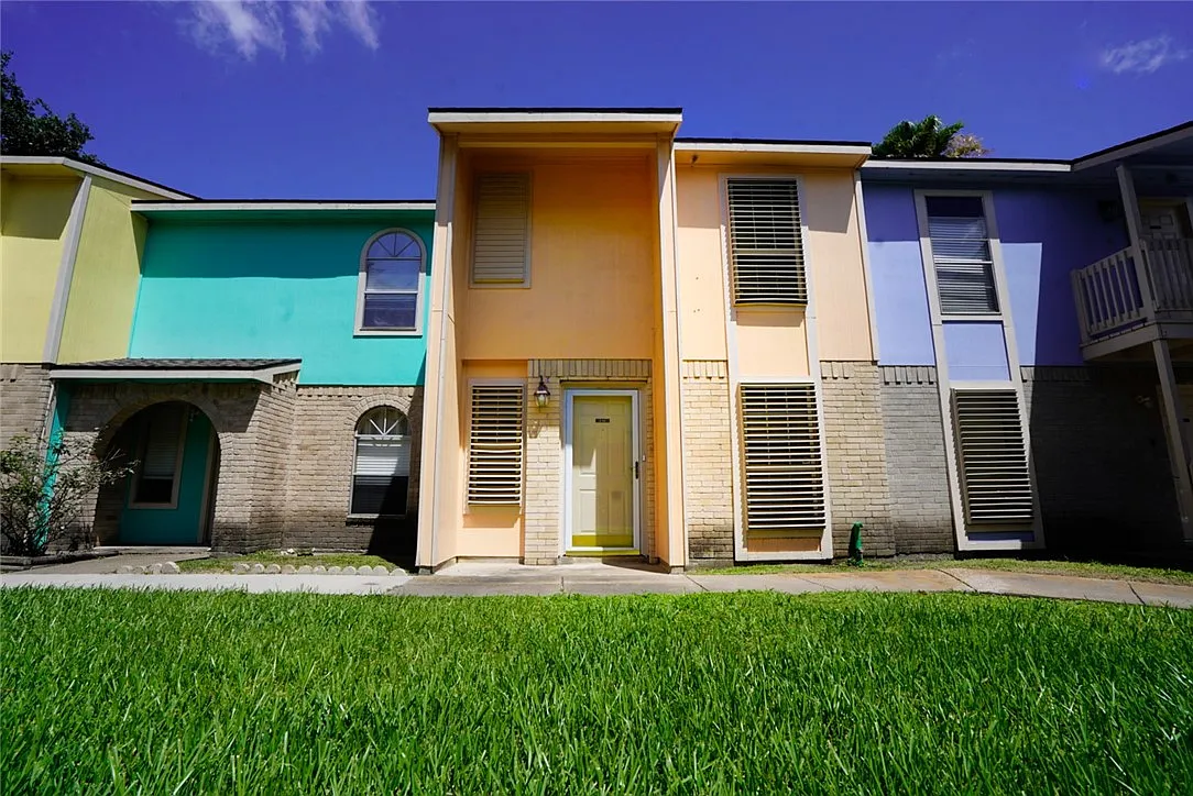 2 bed, 1.5 bath, 974 sqft, $1,375 — Photo 1