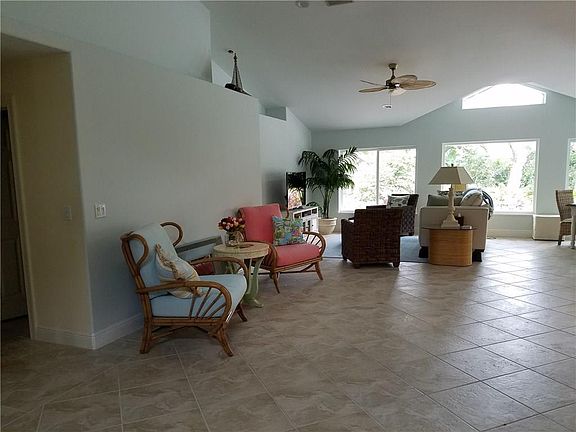 4th image of 925 Tulip Ln
