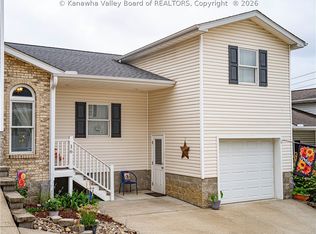 16 Marie Dr, Hurricane, WV 25526