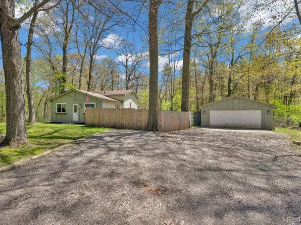 4965 Crestview Dr, Clarkston, MI 48348