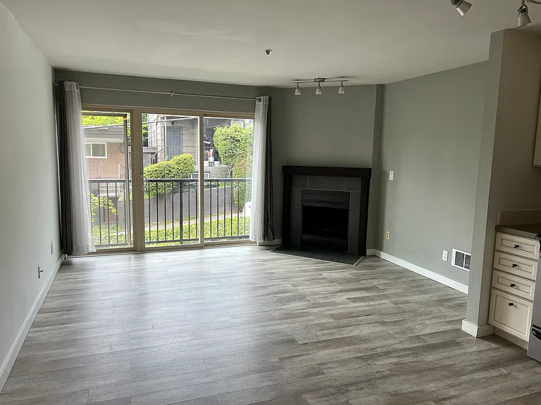 511 E Roy St #213 — Photo 4