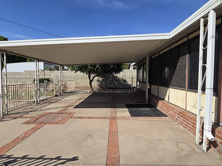 521 N Vermont Ave — Photo 30