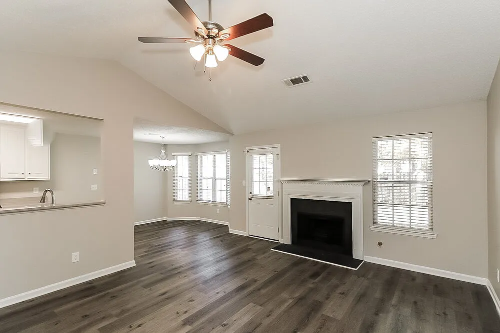 3 bed, 2.0 bath, 1369 sqft, $1,995 — Photo 4