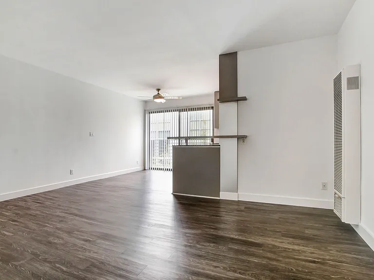 117 Pacific St. in Sant Monica - 1 block to the beach and Main St! — Photo 10