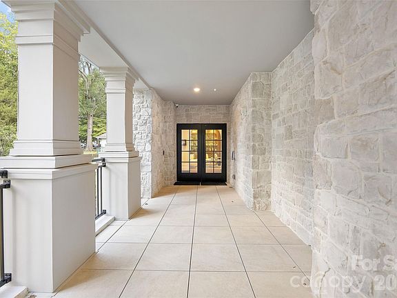 3rd image of 409 Queens Rd #501