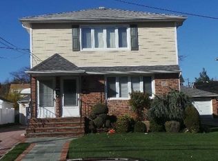 176 Meadowsweet Rd, Mineola, NY 11501