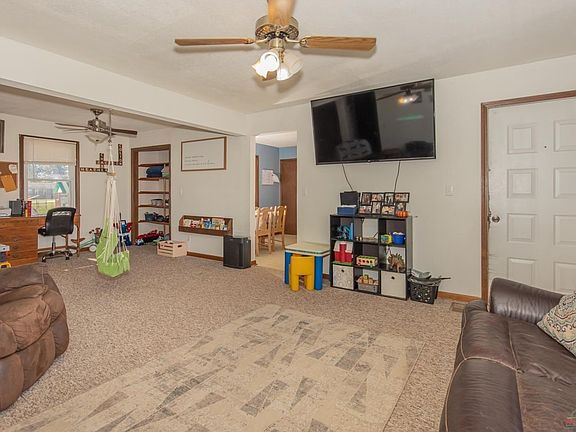 5th image of 288 Shawn Ave