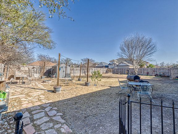 5th image of 137 SUTTON PL