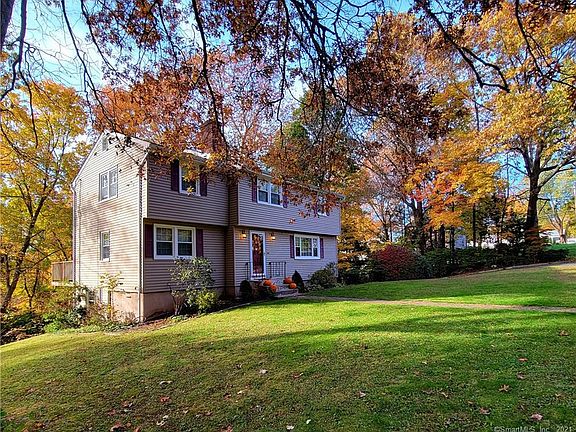 2nd image of 4 Knollwood Dr