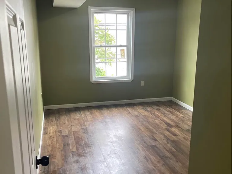 240 Maple St #3 — Photo 4